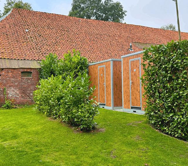 Huusq privé sanitair unit in een tuin