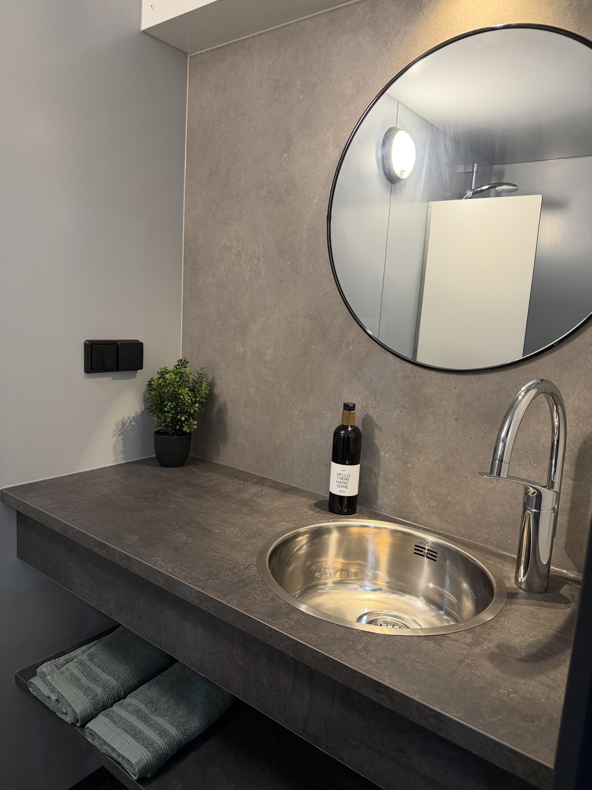 Huusq sanitair unit interieur met wastafel en kraan